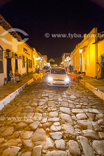  Tráfego na Rua Moretti Foggia com pavimentação conhecida como pé de moleque  - Goiás - Goiás (GO) - Brasil