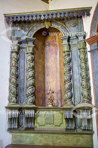 Altar lateral - esculpido em madeira - da Capela de São João Batista (1761)  - Goiás - Goiás (GO) - Brasil