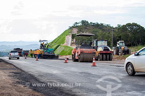  Maquinário para a aplicação de asfalto no Km 5 da Rodovia Jayme Câmara (GO-070) próximo à cidade de Goiás  - Goiás - Goiás (GO) - Brasil