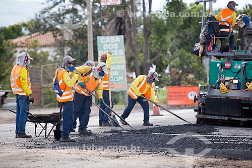  Operários aplicando asfalto no Km 5 da Rodovia Jayme Câmara (GO-070) próximo à cidade de Goiás  - Goiás - Goiás (GO) - Brasil