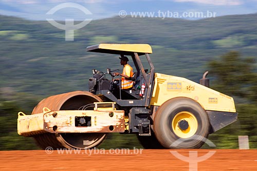  Detalhe de rolo compactador durante a terraplanagem para duplicação da Rodovia Jayme Câmara (GO-070) próximo à cidade de Goiás  - Goiás - Goiás (GO) - Brasil