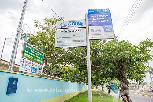  Fachada da Colégio Estadual Illidia Maria Perillo Caiado com placa de avaliação do IDEB - Índice de Desenvolvimento da Educação Básica  - Mossâmedes - Goiás (GO) - Brasil