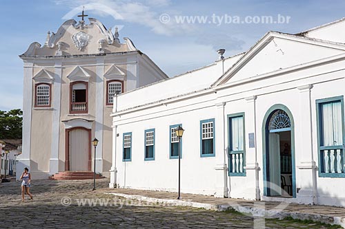  Fachada do Palácio Conde dos Arcos com a Igreja de Nossa Senhora da Boa Morte (1779) - também abriga o Museu de Arte Sacra da Boa Morte - ao fundo  - Goiás - Goiás (GO) - Brasil
