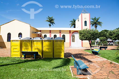  Banheiro químico na Praça São Sebastião com a Igreja de São Sebastião ao fundo  - Itaguari - Goiás (GO) - Brasil