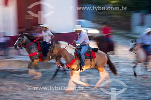  Homens andando a cavalo no centro histórico da cidade de Pirenópolis  - Pirenópolis - Goiás (GO) - Brasil