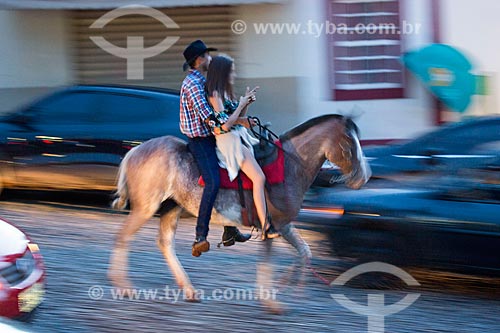  Casal andando a cavalo no centro histórico da cidade de Pirenópolis  - Pirenópolis - Goiás (GO) - Brasil