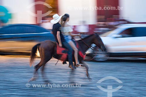  Casal andando a cavalo no centro histórico da cidade de Pirenópolis  - Pirenópolis - Goiás (GO) - Brasil