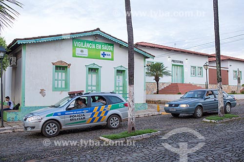  Viatura da Polícia Militar na Avenida Benjamin Constant em frente à Casa de vigilância em saúde  - Pirenópolis - Goiás (GO) - Brasil