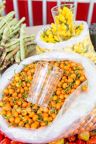  Detalhe de pimenta de bode rosa (Capsicum chinense) à venda em feira livre  - Goiânia - Goiás (GO) - Brasil