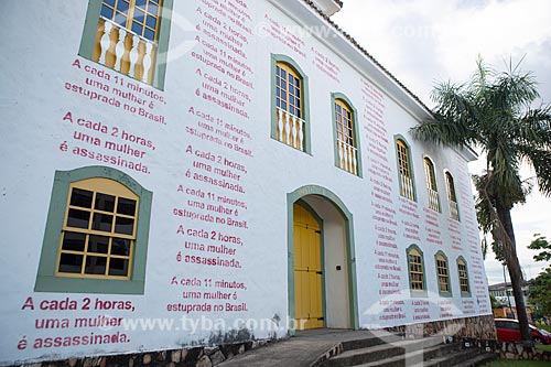  Frases escritas repetidas vezes na fachada do Instituto Rizzo - parte da Campanha Menos Rótulos, Mais Respeito contra o assédio sexual e o feminicídio idealizada por procuradoras do Estado de Goiás  - Goiânia - Goiás (GO) - Brasil