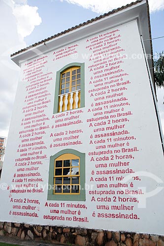 Frases escritas repetidas vezes na fachada do Instituto Rizzo - parte da Campanha Menos Rótulos, Mais Respeito contra o assédio sexual e o feminicídio idealizada por procuradoras do Estado de Goiás  - Goiânia - Goiás (GO) - Brasil