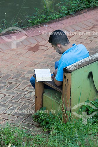  Homem lendo no Bosque dos Buritis  - Goiânia - Goiás (GO) - Brasil