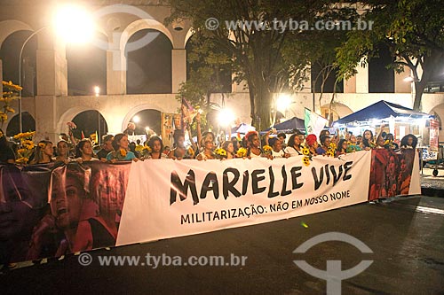  Manifestação marcando 1 mês do assassinato da Vereadora Marielle Franco com os Arcos da Lapa (1750) ao fundo  - Rio de Janeiro - Rio de Janeiro (RJ) - Brasil