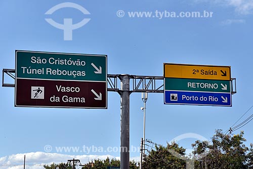  Detalhe de sinalização rodoviária na Linha Amarela - sentido Avenida Brasil  - Rio de Janeiro - Rio de Janeiro (RJ) - Brasil