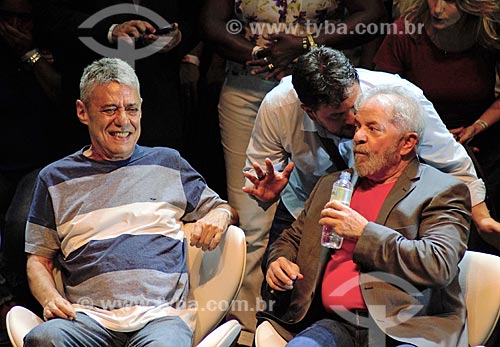  Chico Buarque e o ex-presidente Luiz Inácio Lula da Silva durante ato em defesa da democracia no Circo Voador  - Rio de Janeiro - Rio de Janeiro (RJ) - Brasil
