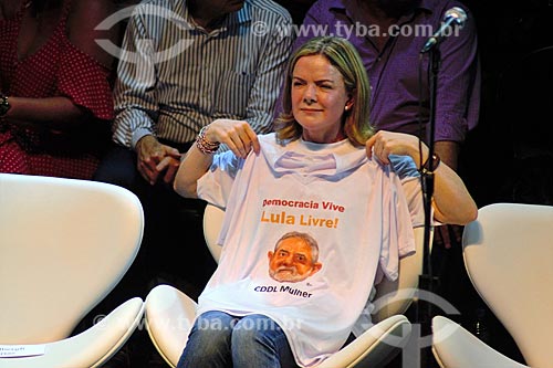  Gleisi Hoffmann segurando camisa com os dizeres: Lula Livre durante ato em defesa da democracia com o ex-presidente Luiz Inácio Lula da Silva no Circo Voador  - Rio de Janeiro - Rio de Janeiro (RJ) - Brasil