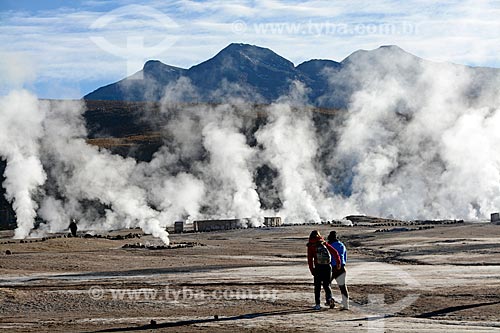  Turistas caminhando próximo ao Gêiseres del Tatio (Gêiseres de Tatio) no Deserto do Atacama  - San Pedro de Atacama - Província de El Loa - Chile