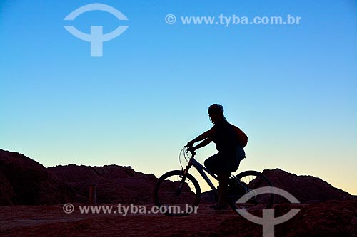  Turista andando de bicicleta durante o entardecer no Valle de la Muerte (Vale da Morte) no Deserto do Atacama  - San Pedro de Atacama - Província de El Loa - Chile