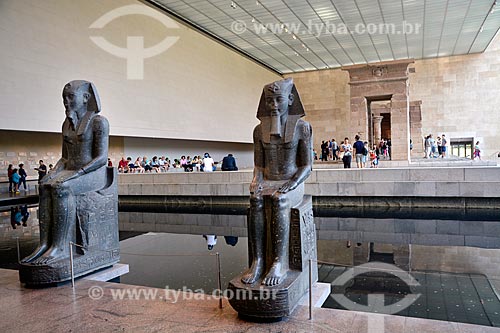  Esculturas no setor de Arte Egípcia com o Templo de Dendur ao fundo no Museu Metropolitano de Arte (1820)  - Cidade de Nova Iorque - Nova Iorque - Estados Unidos