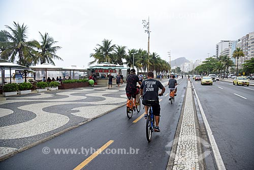  Ciclista em ciclovia na orla da Praia de Copacabana  - Rio de Janeiro - Rio de Janeiro (RJ) - Brasil