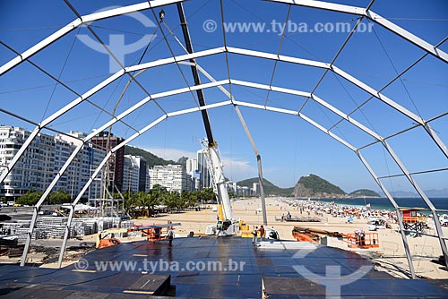  Operários durante a montagem de palco na Praia de Copacabana para show no réveillon  - Rio de Janeiro - Rio de Janeiro (RJ) - Brasil