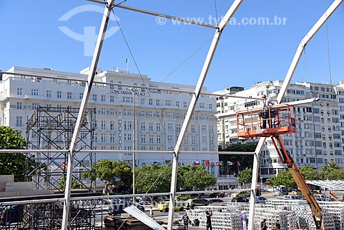  Plataforma elevatória durante a montagem de palco na Praia de Copacabana para show no réveillon com o Hotel Copacabana Palace ao fundo  - Rio de Janeiro - Rio de Janeiro (RJ) - Brasil