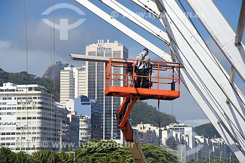  Plataforma elevatória durante a montagem de palco na Praia de Copacabana para show no réveillon  - Rio de Janeiro - Rio de Janeiro (RJ) - Brasil