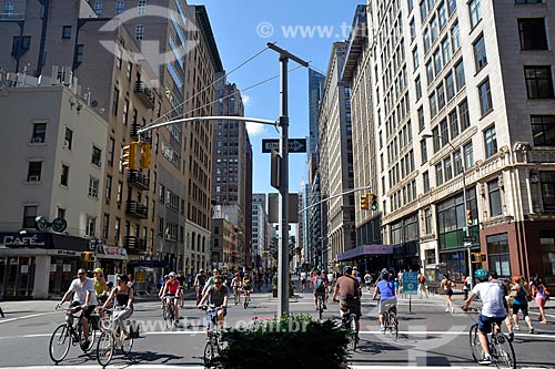  Ciclistas na Park Avenue fechada ao trânsito para uso como área de lazer  - Cidade de Nova Iorque - Nova Iorque - Estados Unidos