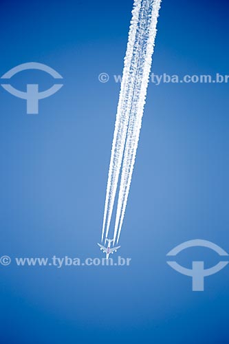  Vista de trilha de condensação de avião durante sobrevoo à cidade do Rio de Janeiro  - Rio de Janeiro - Rio de Janeiro (RJ) - Brasil