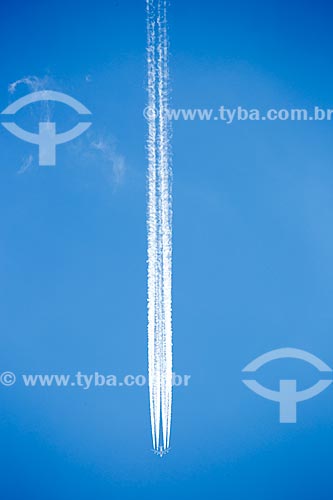  Vista de trilha de condensação de avião durante sobrevoo à cidade do Rio de Janeiro  - Rio de Janeiro - Rio de Janeiro (RJ) - Brasil