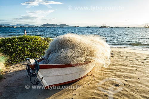  Barco atracado com rede de pesca na orla da Praia de Ponta das Canas  - Florianópolis - Santa Catarina (SC) - Brasil