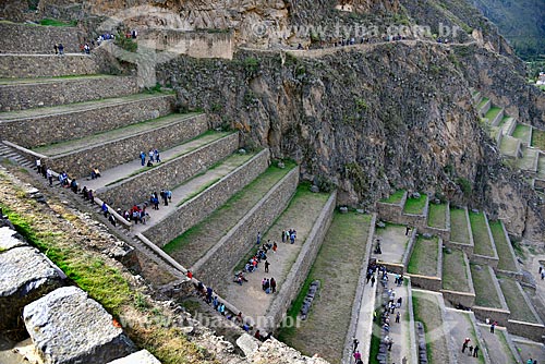  Turistas nos terraços Incas do Parque Arqueológico Nacional Ollantaytambo
  - Ollantaytambo - Departamento de Cusco - Peru