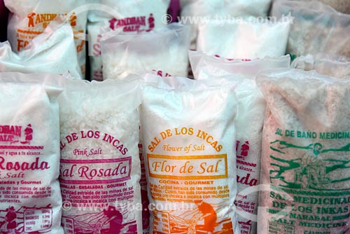  Detalhe de sacos de sal à venda na Salina de Maras  - Maras - Província de Urubamba - Peru