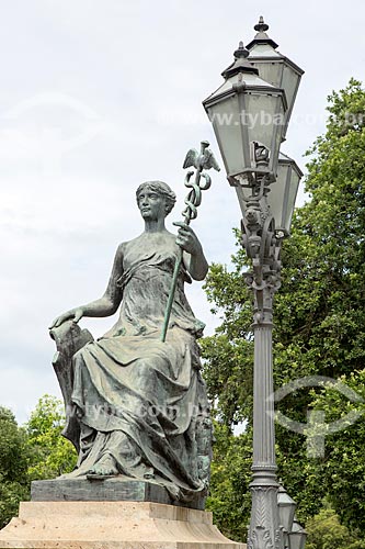  Detalhe de estátua simbolizando o comércio no Monumento à Abertura dos Portos (1908) - em comemoração ao centenário à Abertura dos Portos do Brasil às nações amigas  - Rio de Janeiro - Rio de Janeiro (RJ) - Brasil