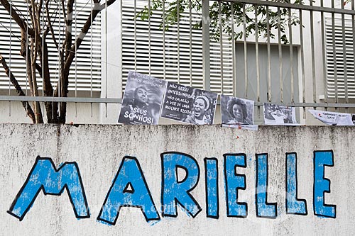  Homenagens marcando 1 mês do assassinato da Vereadora Marielle Franco na Rua João Paulo I - onde ela foi assassinada a tiros em 14 de março de 2018  - Rio de Janeiro - Rio de Janeiro (RJ) - Brasil