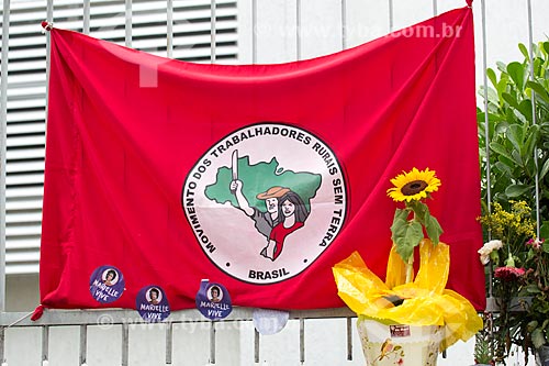  Bandeira do Movimento dos Trabalhadores Rurais Sem Terra em homenagens marcando 1 mês do assassinato da Vereadora Marielle Franco na Rua João Paulo I  - Rio de Janeiro - Rio de Janeiro (RJ) - Brasil