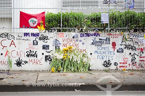  Homenagens marcando 1 mês do assassinato da Vereadora Marielle Franco na Rua João Paulo I - onde ela foi assassinada a tiros em 14 de março de 2018  - Rio de Janeiro - Rio de Janeiro (RJ) - Brasil