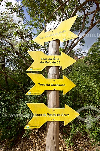  Detalhe de placas indicando os sítios arqueológicos no Parque Nacional Serra da Capivara  - Coronel José Dias - Piauí (PI) - Brasil