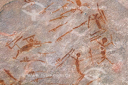 Detalhe de pintura rupestre - figura de pessoas - no Sítio Arqueológico Toca do Conflito no Parque Nacional Serra da Capivara  - São Raimundo Nonato - Piauí (PI) - Brasil