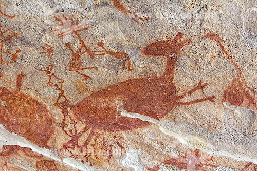  Detalhe de pintura rupestre - figuras caçando - no Sítio Arqueológico Toca da Entrada do Pajaú no Parque Nacional Serra da Capivara  - São Raimundo Nonato - Piauí (PI) - Brasil