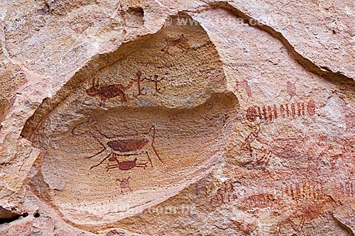 Detalhe de pintura rupestre - figura de animais e pessoas - no Sítio Arqueológico Toca do Boqueirão da Pedra Furada no Parque Nacional Serra da Capivara  - Coronel José Dias - Piauí (PI) - Brasil