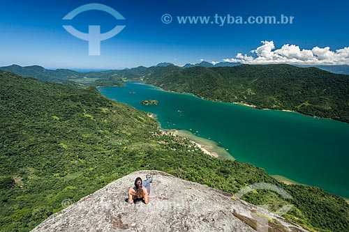  Mulher observando o Saco do Mamanguá a partir do Pico do Pão de Açúcar - também conhecido como Pico do Mamanguá  - Paraty - Rio de Janeiro (RJ) - Brasil
