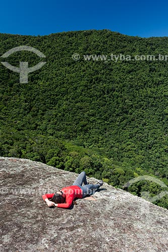  Mulher deitada no Pico do Pão de Açúcar - também conhecido como Pico do Mamanguá  - Paraty - Rio de Janeiro (RJ) - Brasil