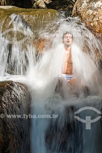  Banhista na cachoeira do Rio Grande no Saco do Mamanguá  - Paraty - Rio de Janeiro (RJ) - Brasil