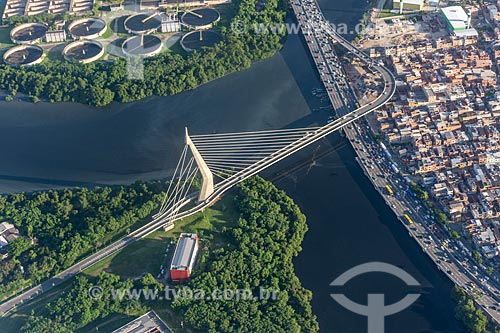  Foto aérea da Ponte do Saber com a Estação de Tratamento de Esgoto da Alegria - acima - e o Complexo da Maré - à direita  - Rio de Janeiro - Rio de Janeiro (RJ) - Brasil