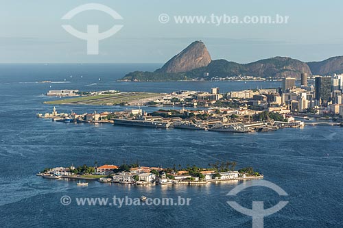  Foto aérea da Ilha das Enxadas - atual sede do Centro de Instrução Almirante Wandenkolk (CIAW) - com o Aeroporto Santos Dumont e o Pão de Açúcar ao fundo  - Rio de Janeiro - Rio de Janeiro (RJ) - Brasil