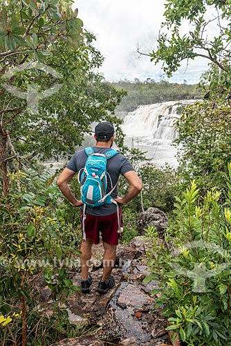  Homem em trilha do Parque Nacional da Chapada dos Veadeiros com o Cachoeira dos Couros ao fundo  - Alto Paraíso de Goiás - Goiás (GO) - Brasil