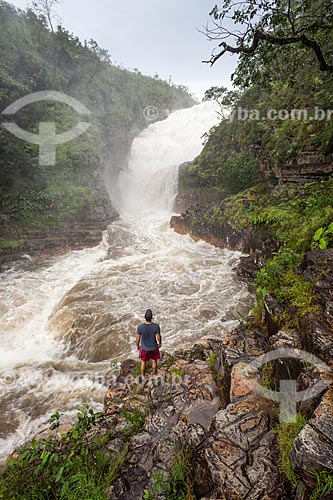  Homem observando a Cachoeira dos Couros no Parque Nacional da Chapada dos Veadeiros  - Alto Paraíso de Goiás - Goiás (GO) - Brasil