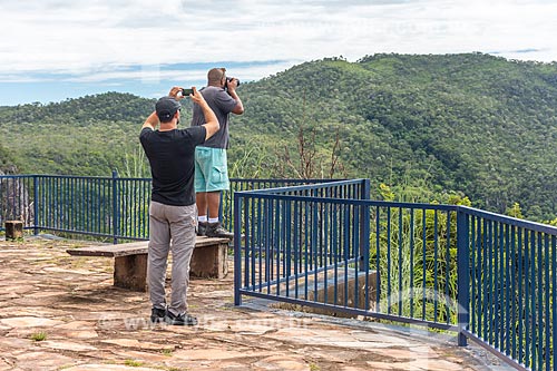  Homens fotografando a paisagem a partir do Mirante da Nova Aurora  - Cavalcante - Goiás (GO) - Brasil