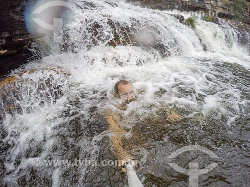  Homem fazendo uma selfie enquanto mergulha na Cachoeira Almécegas II no Parque Nacional da Chapada dos Veadeiros  - Alto Paraíso de Goiás - Goiás (GO) - Brasil